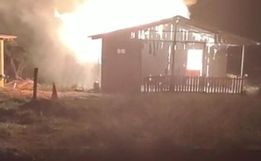 Incêndio destrói casa no interior de Campo Erê nesta madrugada 