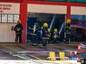Bombeiros trabalham no rescaldo do incêndio no Super Vipi Center