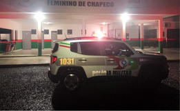 Mulher com tornozeleira eletrônica e mandado de prisão em aberto é detida