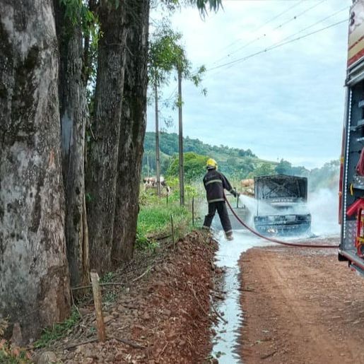Veículo é destruído por incêndio no interior de Guarujá do Sul