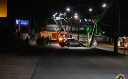 VÍDEO: Poste é partido ao meio após ser atingido por carro na Willy Barth 