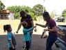 Grupo de voluntários realiza entrega de cestas de páscoa