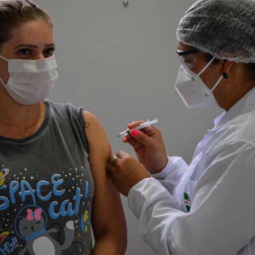 Estado entra na reta final da aplicação da primeira dose contra Covid-19 na população adulta