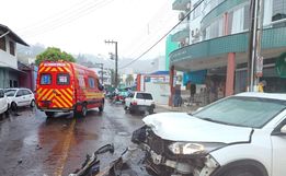 Mulher sofre ferimentos em colisão de veículos em Itapiranga