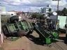VÍDEO: colheitadeira perde freios, atinge carros e tomba em Santa Catarina