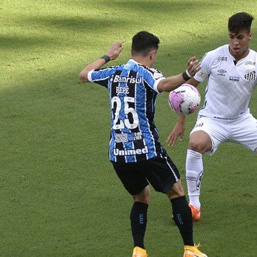 Marinho brilha, marca duas vezes de pênalti, e Santos vence o Grêmio