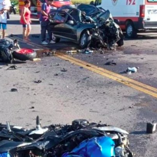 Acidente com duas motos e um carro mata quatro pessoas no RS