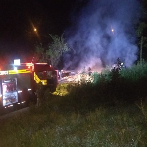 Casa é destruída pelo fogo no centro de Princesa
