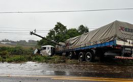 Carreta sai da pista e atinge poste na SC-163 em SMOeste 