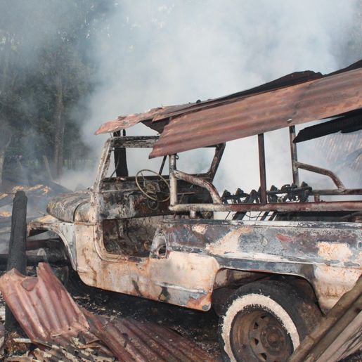 Incêndio deixa galpão completamente destruído