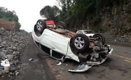 Motorista sai ileso de capotamento na BR-282 em Maravilha