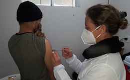 Vacinação contra Covid-19 segue com segundas doses na próxima semana