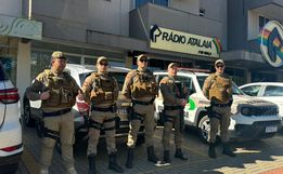 Eleitores de Campo Erê se reúnem em frente à Atalaia no final do debate 