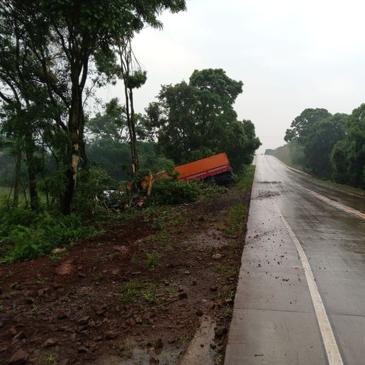 Motorista sai da pista na BR-163 após perder o controle da direção de carreta 