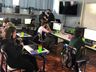 Estudantes adolescentes demonstram carinho e admiração pelo rádio