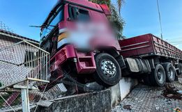 Caminhão derruba postes e invade pátio de residência em São Miguel do Oeste