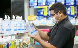 Preços abusivos em relação a álcool gel e máscaras devem ser denunciados