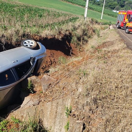 Jovem sofre ferimentos leves em capotamento em SJCedro