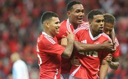 Inter tem gols anulados, perde pênalti, mas marca no fim e vence o Maracanã pela Copa do Brasil