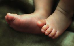 Bebê de 15 dias morre esmagado enquanto dormia com os pais