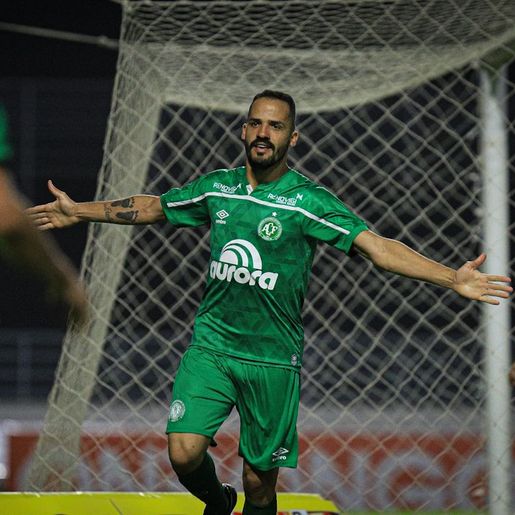 Chape vence CSA em Alagoas e dispara na liderança da Serie B 