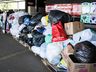 Imperial Supermercados distribui peças de roupas e uma tonelada de alimentos