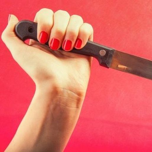 Após sonhar que era traída, mulher acorda e esfaqueia marido