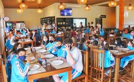 Após sucesso de rifa, alunos de escola celebram Dia das Crianças em pizzaria