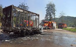 Caminhão é destruído por incêndio na BR-282
