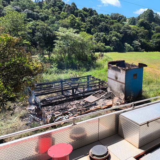 Casa é destruída pelo fogo no interior de São Lourenço do Oeste