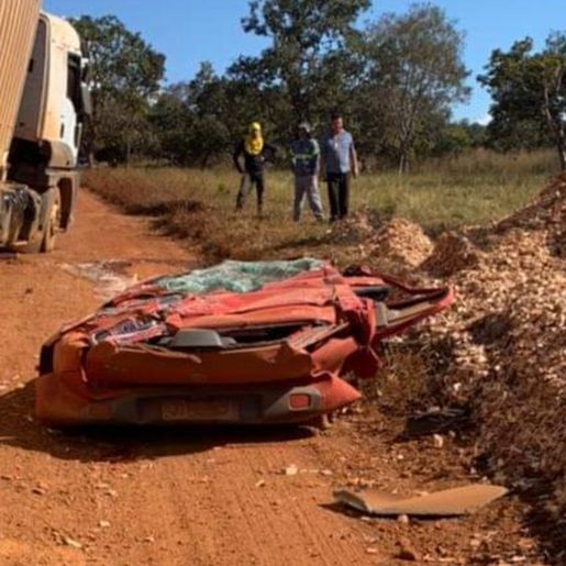 Carro é esmagado após carreta tombar, minutos depois de casal desembarcar