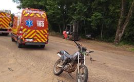 Colisão entre caçamba e motocicleta deixa jovem ferido