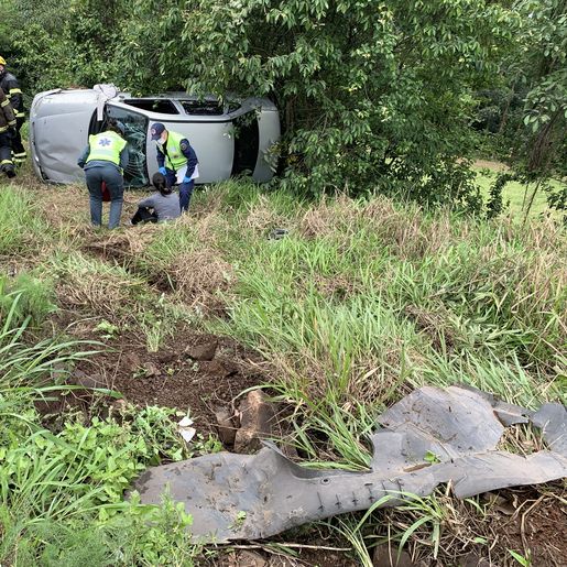 VÍDEO: Motorista sai da pista e colide em árvore após desviar de buraco na BR-163
