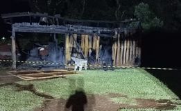 Fogo destrói garagem e área de festa em Campo Erê