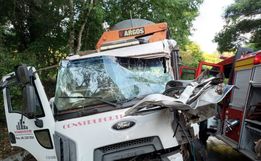  Colisão entre caminhão e carreta bitrem deixa uma pessoa ferida na SC-283