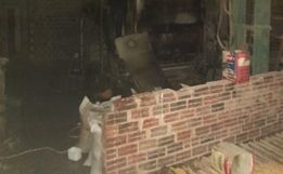 Bombeiros combatem incêndio em armazém de milho durante a madrugada