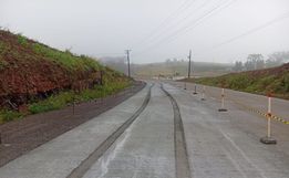 Concreto fresco é novamente danificado por motorista na SC-305, em Campo Erê