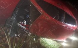 Veículo desce ribanceira de 20 metros e deixa homem ferido
