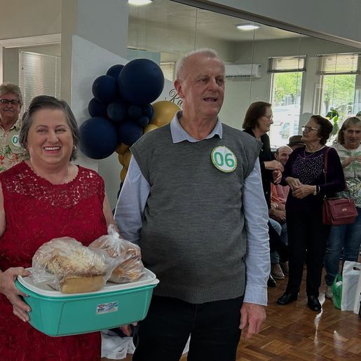 São José do Cedro coroa novo casal rei e rainha da terceira idade em festa