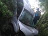 Motorista morre após despencar com veículo em ribanceira