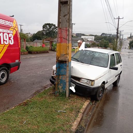 Condutor colide carro em poste no centro de Campo Erê 