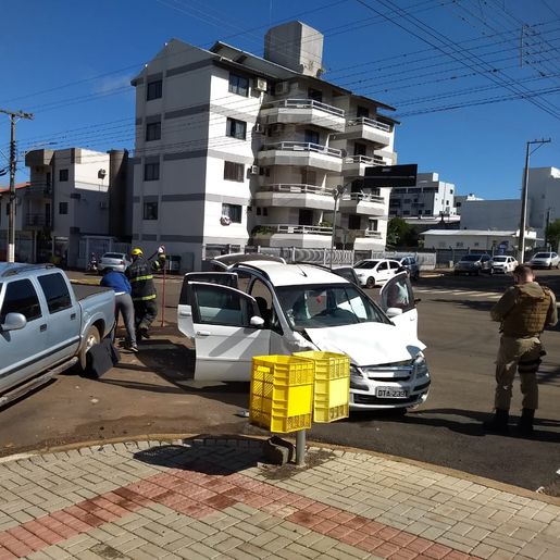 Colisão entre carro e caminhonete deixa mulher ferida