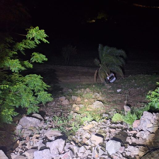 Carro sai da pista e capota na SC-305 em Campo Erê