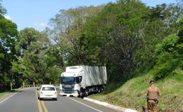 Motorista morre ao ser atropelado pelo próprio caminhão na BR-280