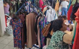 Rede Feminina realiza queima de estoque de roupas usadas; confira