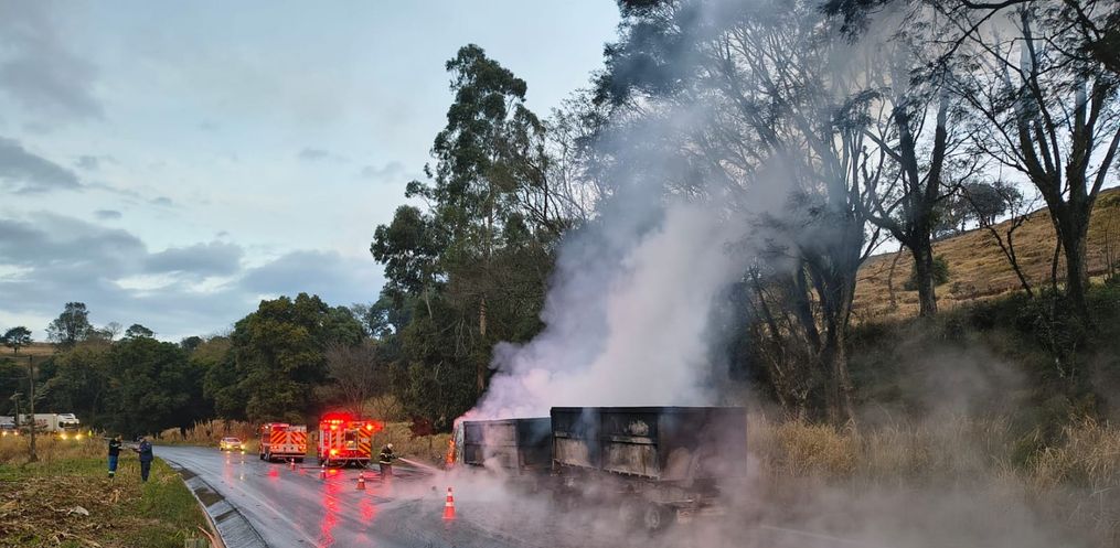 Caminhão carregado com entulho pega fogo na SC-157