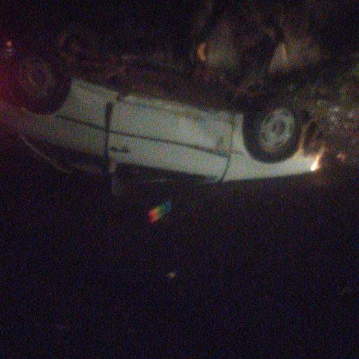 Carro dirigido por jovem sem CNH capota e passageiros ficam feridos em SMOeste 