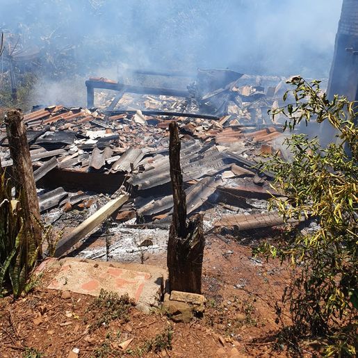 Casa é destruída por incêndio no interior de Riqueza