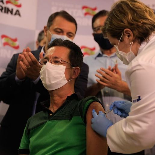Enfermeiro é primeiro vacinado contra a Covid-19 em SC