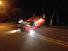 Motorista colide em carro estacionado, capota veículo e foge a pé